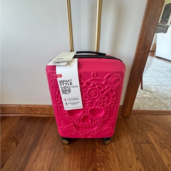 IT LUGGAGE “RED SKULLS”  HARDSIDE CARRY ON ROLLER LUGGAGE NEW - Picture 8 of 12